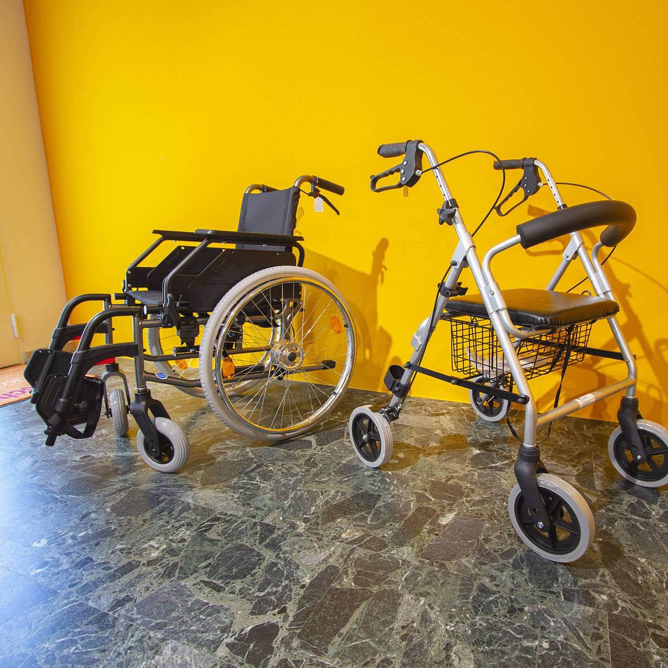 Una sedia a rotelle e un deambulatore per la vendita o per il noleggio