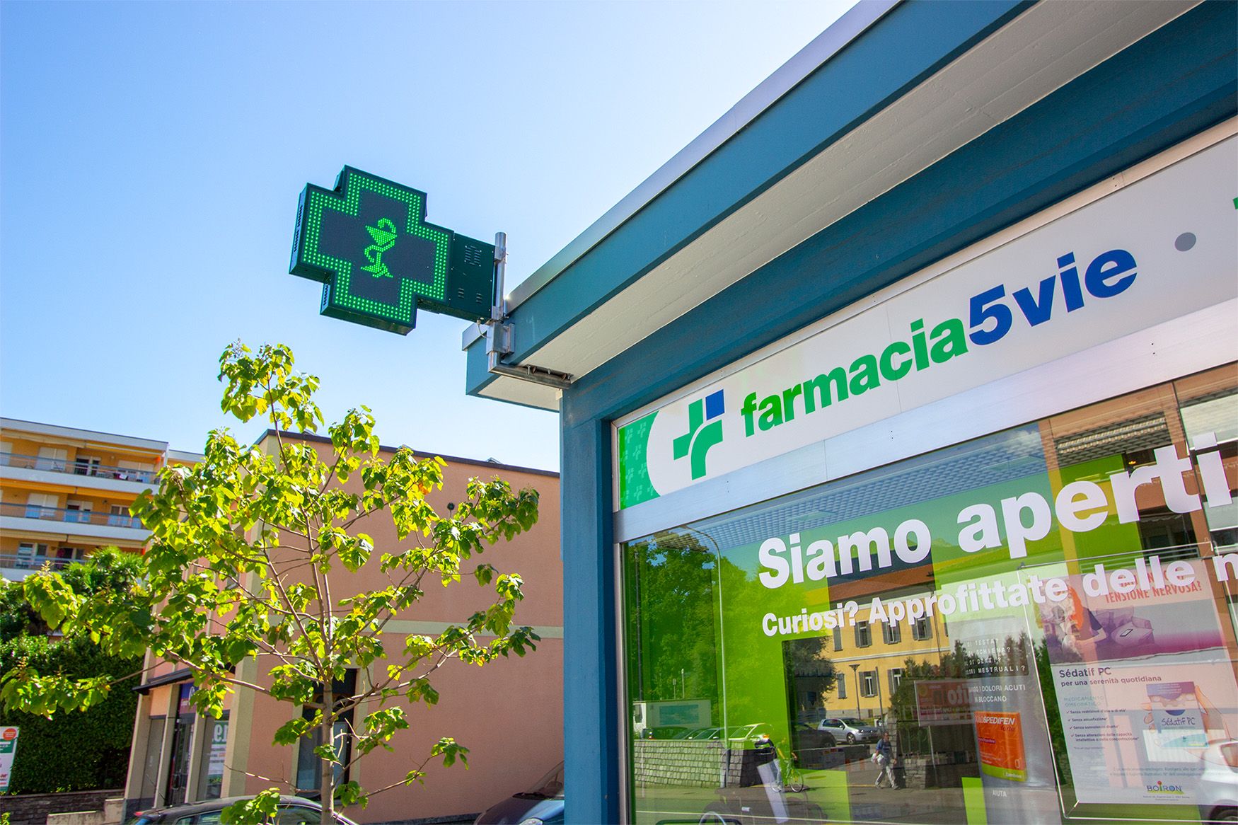 Zona con tavolo e sedie per l'accoglienza clienti della Farmacia 5 vie Locarno